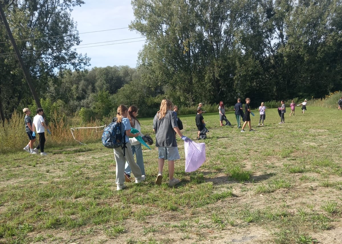 Uczniowie szkoły sprzątają teren wokół szkoły i boiska na Zakrzowie